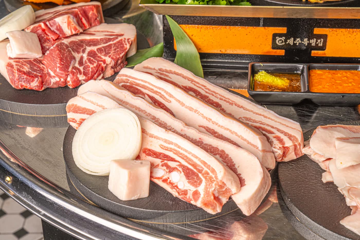 제주특별집 홍대점 제주돼지 구이 7 — grilled Jeju pork Korean BBQ (サムギョプサル · 烤肉) at Jeju Special House, Hongdae, Seoul