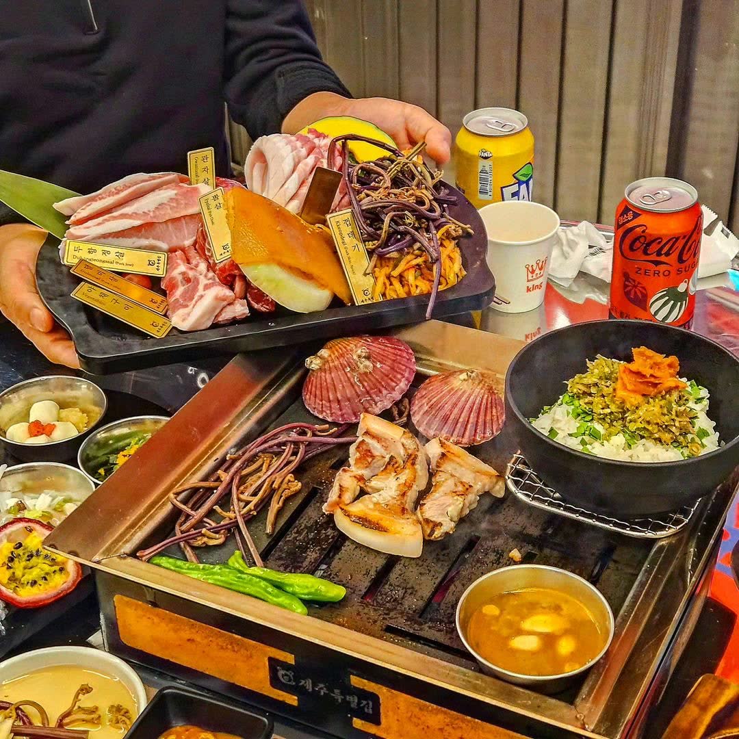 제주특별집 홍대점 제주돼지 구이 8 — grilled Jeju pork Korean BBQ (サムギョプサル · 烤肉) at Jeju Special House, Hongdae, Seoul