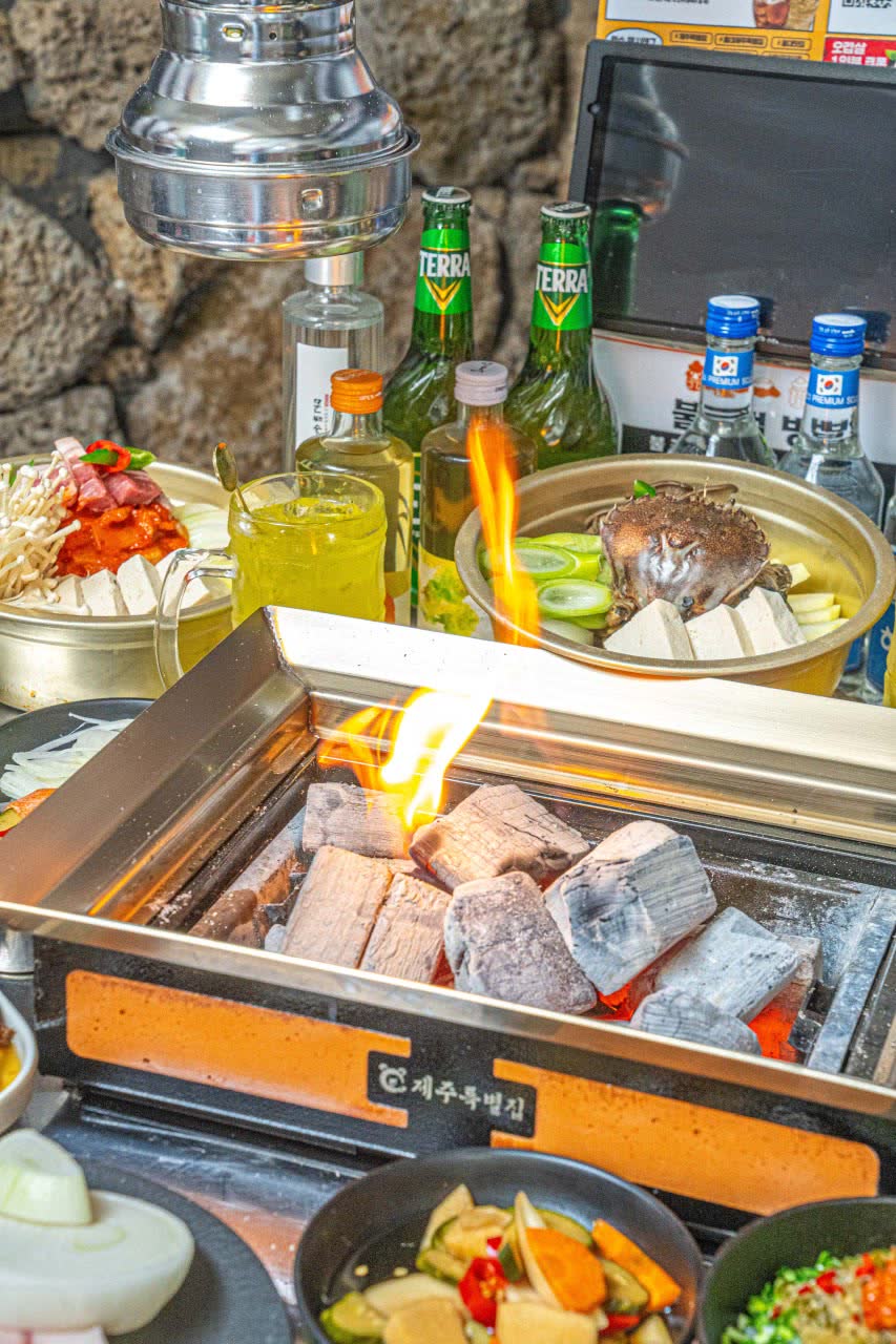 제주특별집 홍대점 제주돼지 구이 4 — grilled Jeju pork Korean BBQ (サムギョプサル · 烤肉) at Jeju Special House, Hongdae, Seoul