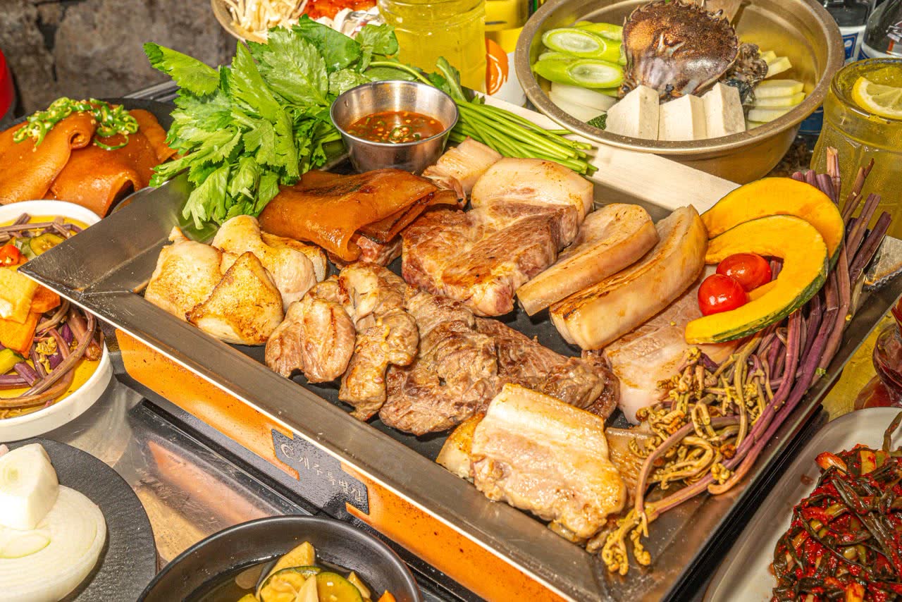 제주특별집 홍대점 제주돼지 구이 5 — grilled Jeju pork Korean BBQ (サムギョプサル · 烤肉) at Jeju Special House, Hongdae, Seoul