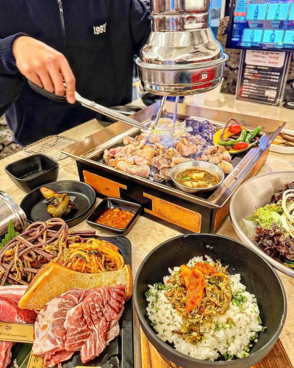 제주특별집 홍대점 제주돼지 구이 2 — grilled Jeju pork Korean BBQ (サムギョプサル · 烤肉) at Jeju Special House, Hongdae, Seoul